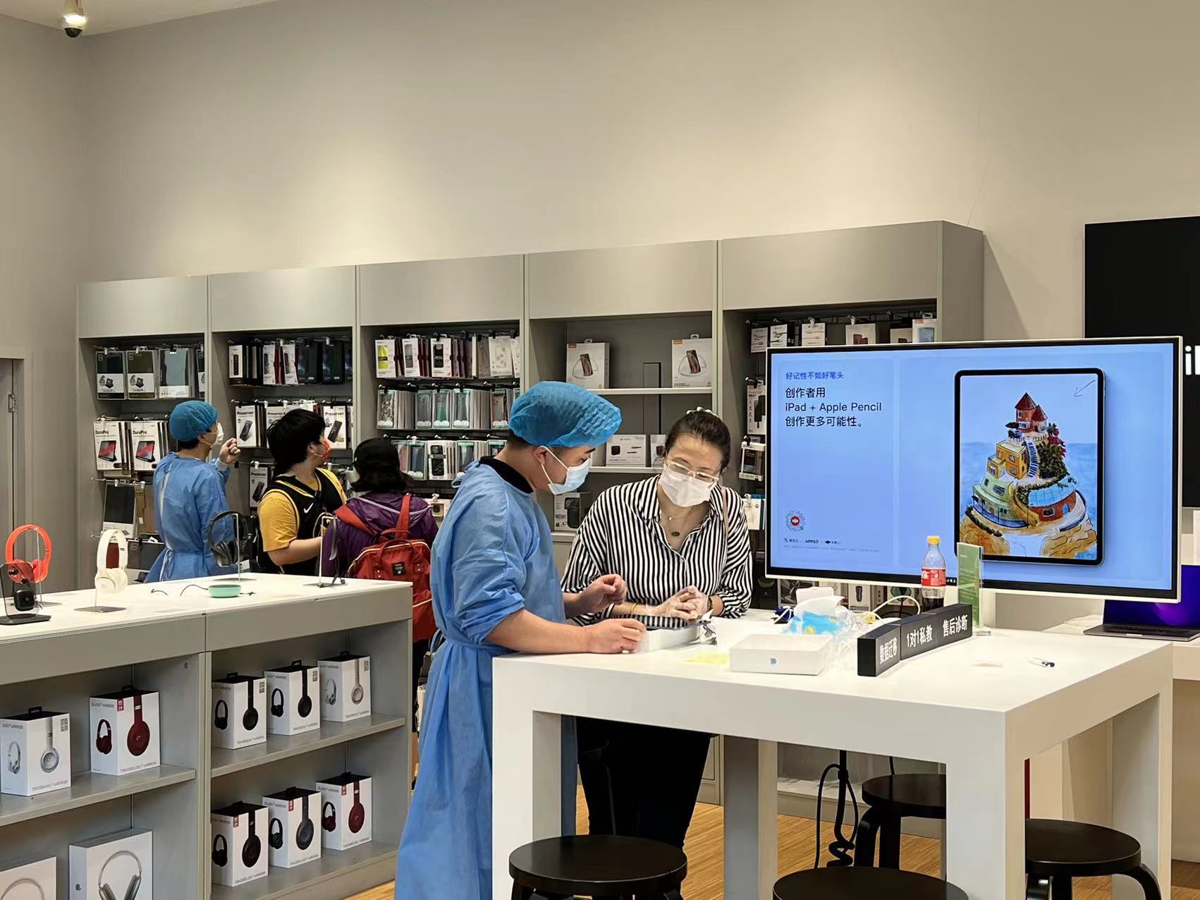 南京路商圈,陆家嘴商圈多家商场今天回归,美妆,运动,电子产品都有!