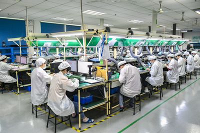 东莞市企业开足马力抓生产 销售电子产品