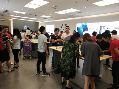 华为门店单店三日销售额突破60万，体验式消费引领电子产品零售新浪潮